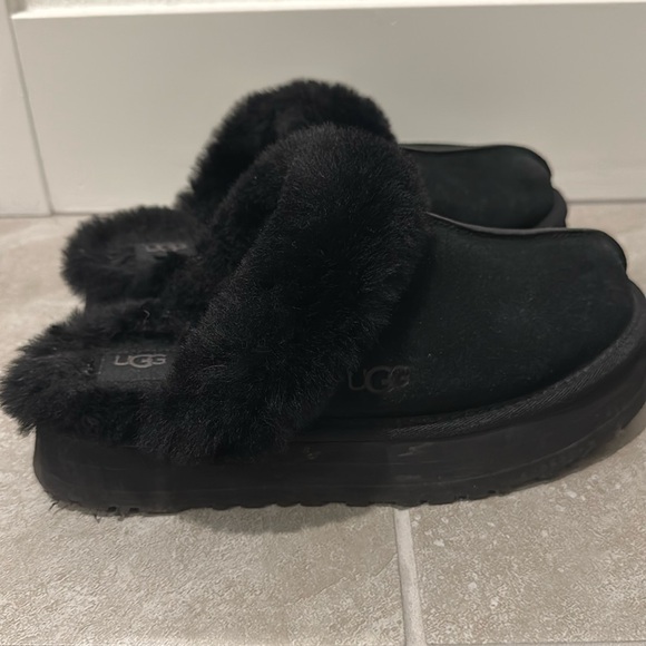 Black Ugg platformn slippers - Picture 1 of 2